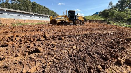 Administração apoia construção de moradias com serviço de terraplanagem